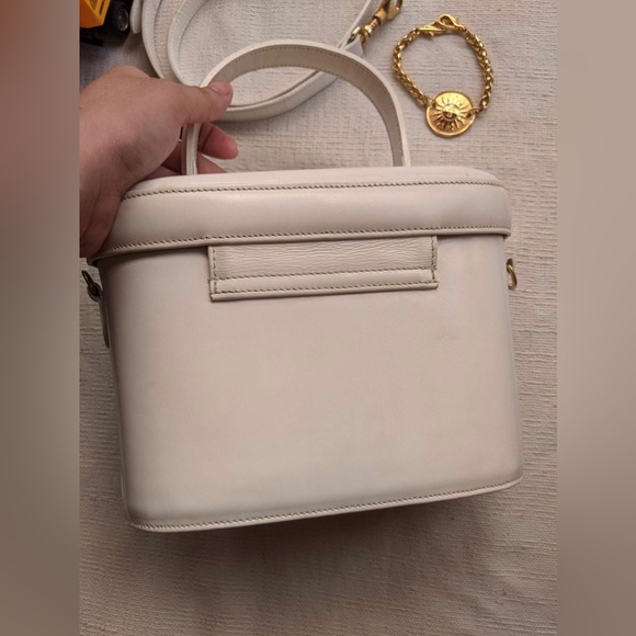 👜 VERSACE BEAUTIFUL VANITY BAG 👜💯 authenticb -  PRICE FIRM ✌️ - Picture 5 of 13